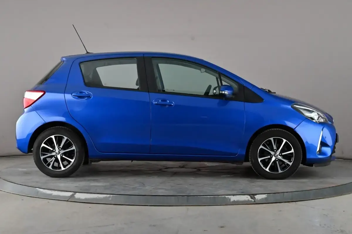 Used Toyota Yaris 69 HP (50 kW) 2018 Blue Hatchback