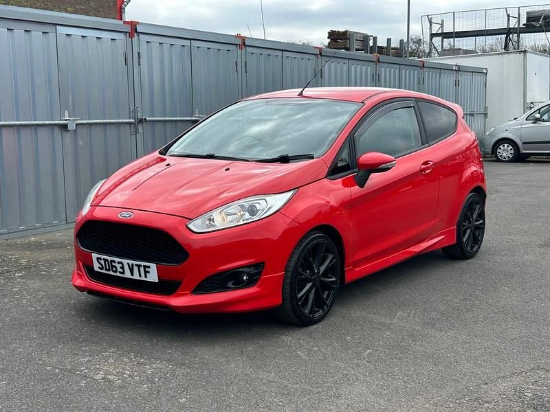 Used Ford Fiesta Zetec 125 HP (91 kW) 2013 Red Hatchback