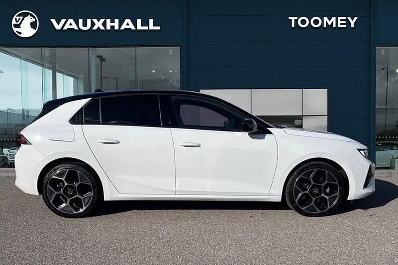 Used Vauxhall Astra Ultimate 178 HP (130 kW) 2024 White Hatchback