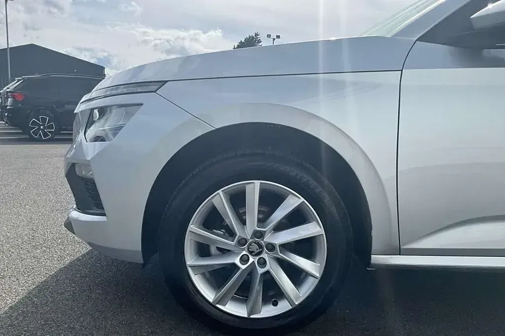 Usado Skoda Kamiq SE 94 HP (69 kW) 2025 Prateado SUV