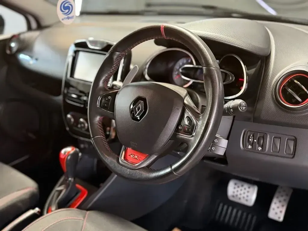 Used Renault Clio 200 HP (147 kW) 2014 White Hatchback