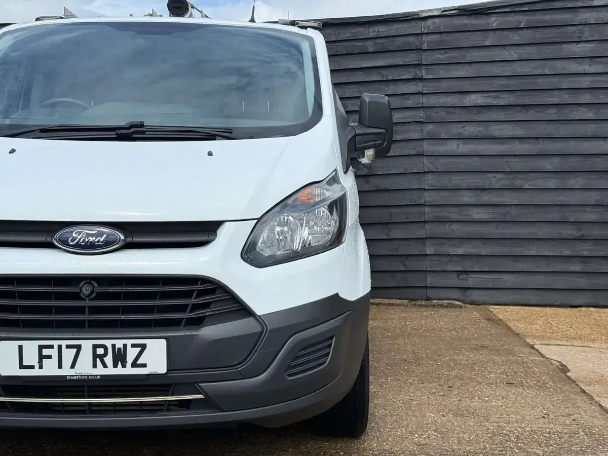 Used Ford Transit Custom 105 HP (77 kW) 2017 White Van