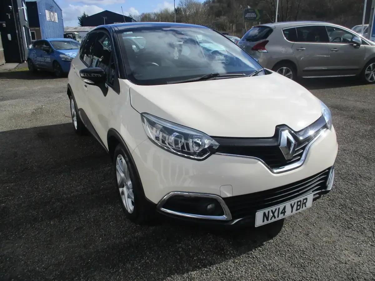 Used Renault Captur Dynamique 90 HP (66 kW) 2014 Cream SUV
