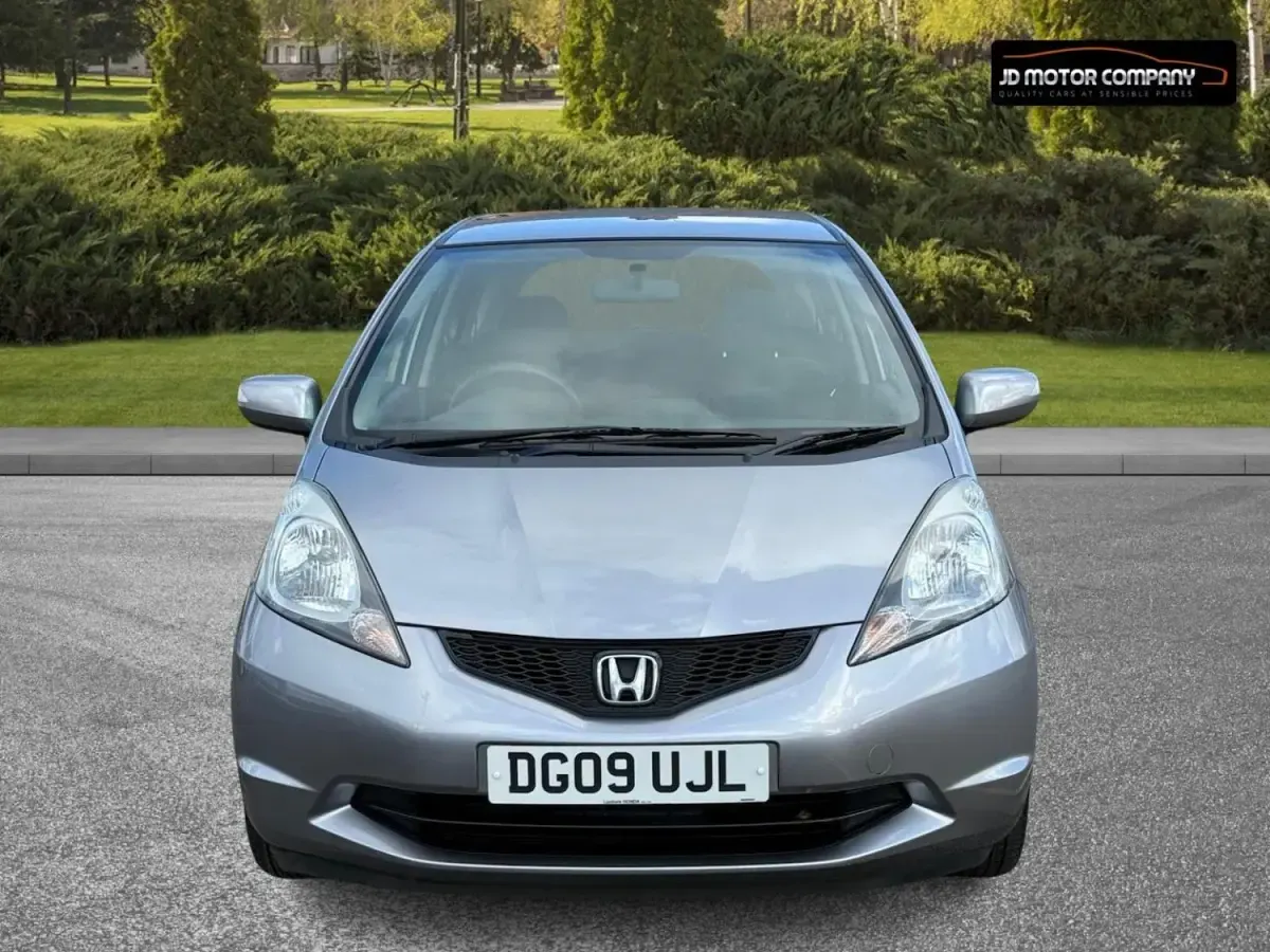 Begagnad Honda Jazz ES 100 HK (73 kW) 2009 Silver Halvkombi