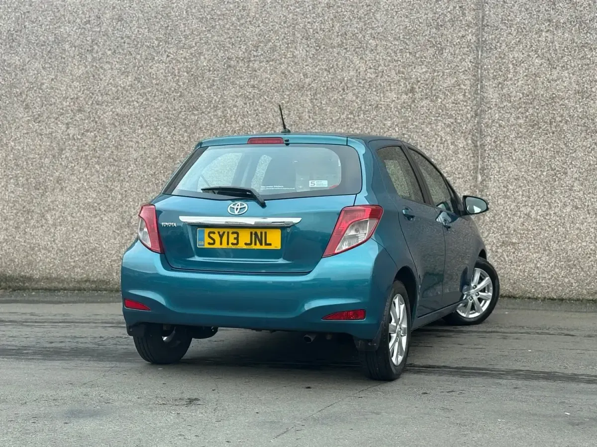 Used Toyota Yaris 90 HP (66 kW) 2013 Turquoise Hatchback