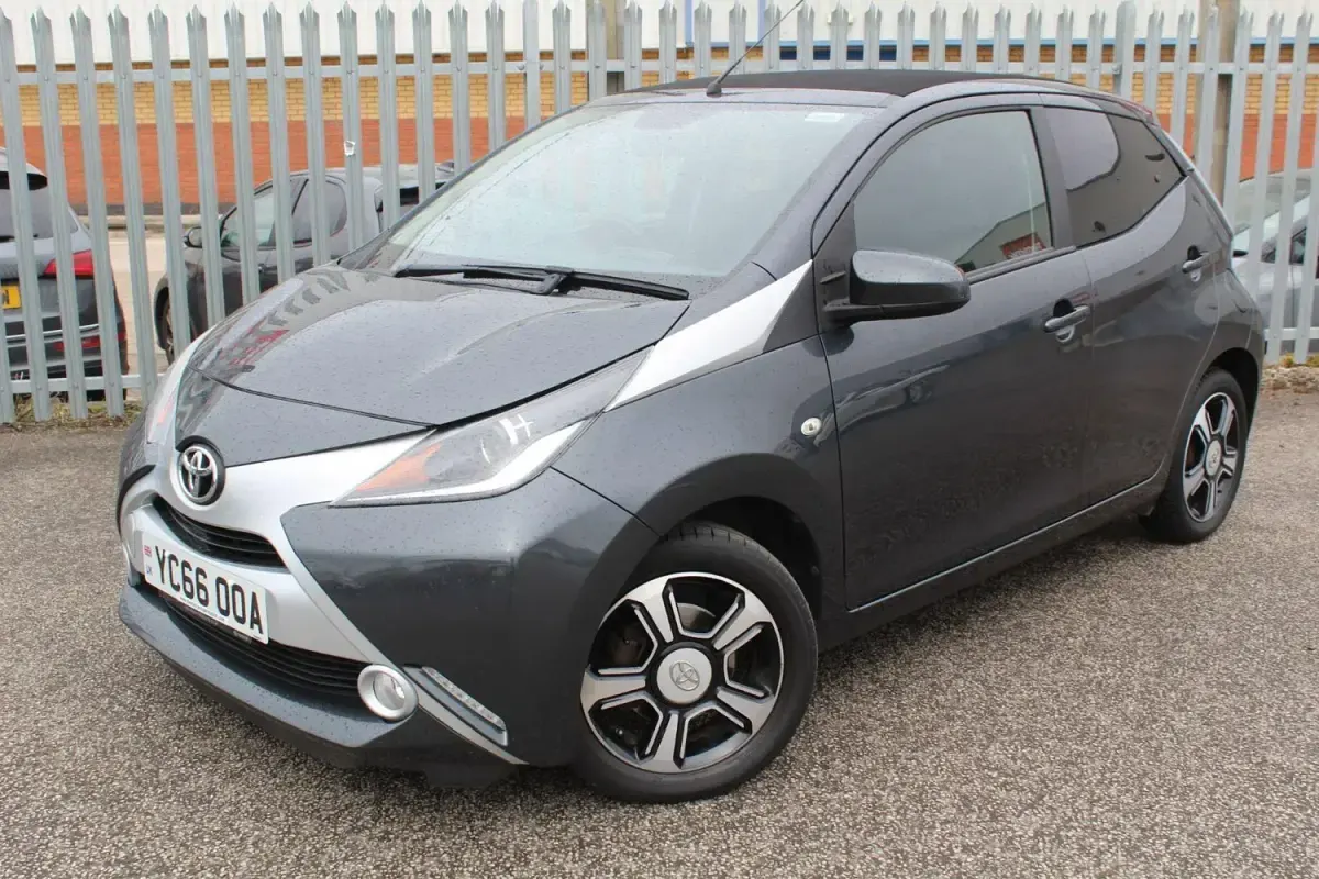 Usado Toyota Aygo X-clusiv 69 HP (50 kW) 2016 Cinzento Citadino