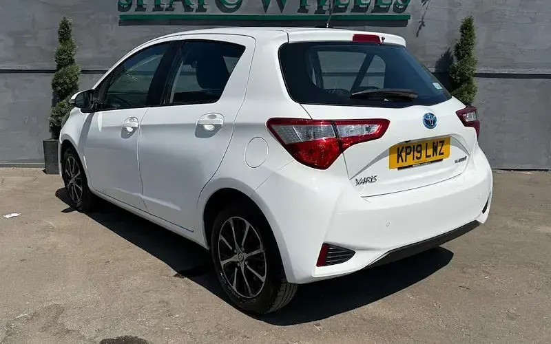 Used Toyota Yaris Hybrid 101 HP (74 kW) 2019 White Hatchback