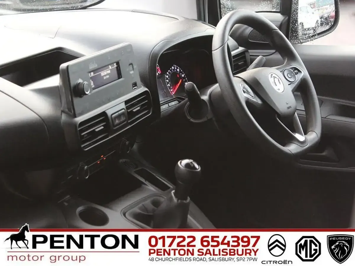Second-hand Vauxhall Combo 100 CP (73 kW) 2021 Alb Monovolum