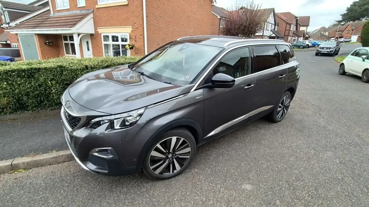 Usado Peugeot 5008 Premium 131 HP (96 kW) 2018 Cinzento SUV