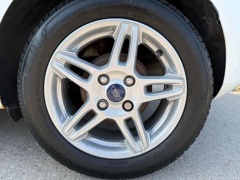 Used Ford Fiesta Zetec 2013 White Hatchback