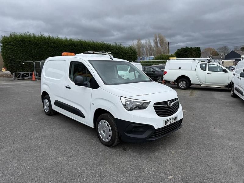 Used Vauxhall Combo Edition 100 HP (73 kW) 2019 White MPV