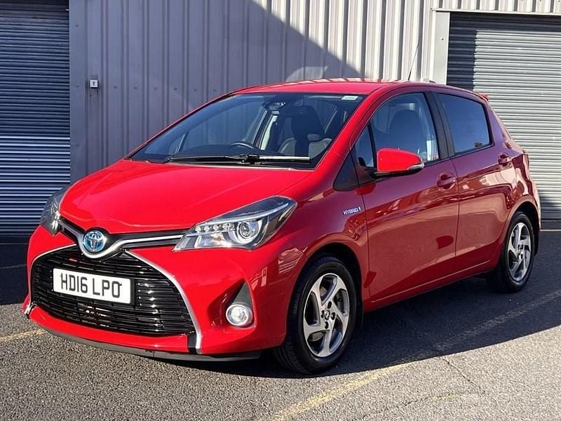 Red Used 2016 Toyota Yaris Hybrid Hatchback | £10,800 (Fair price) - Image 1/4
