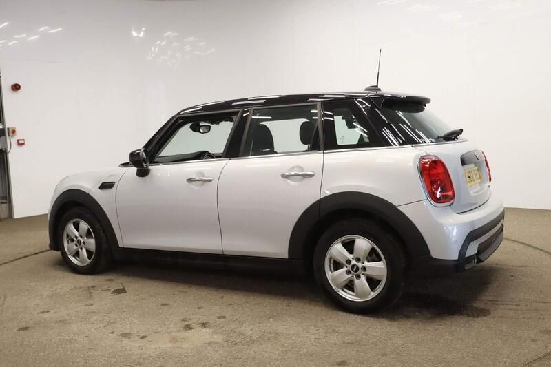 Begagnad Mini Cooper Classic 134 HK (98 kW) 2022 Silver Halvkombi