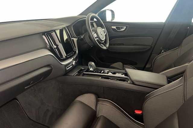 Used Volvo XC60 R-Design 197 HP (144 kW) 2022 Fusion red SUV