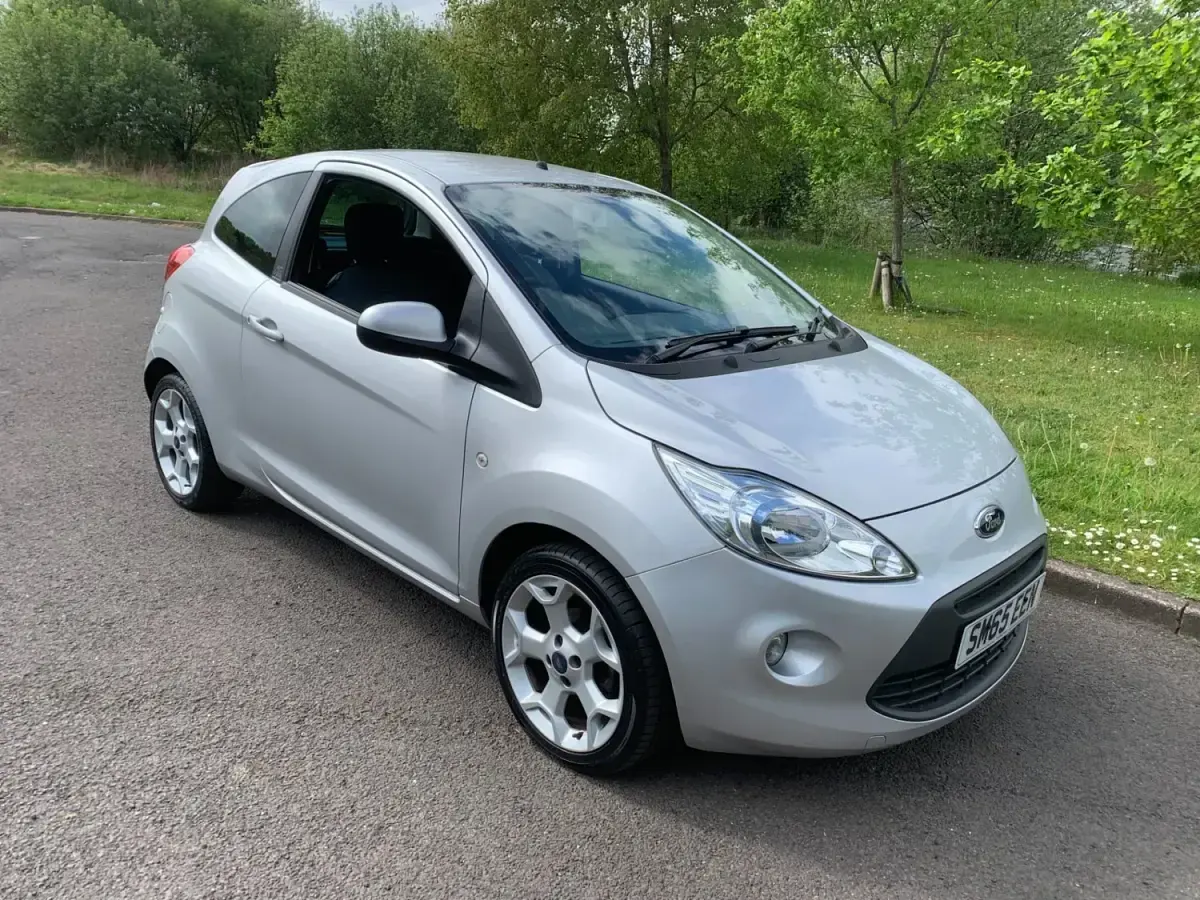 Begagnad Ford Ka Zetec 69 HK (50 kW) 2015 Silver Halvkombi