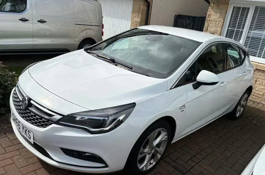 Used Vauxhall Astra SRi 150 HP (110 kW) 2016 White Hatchback