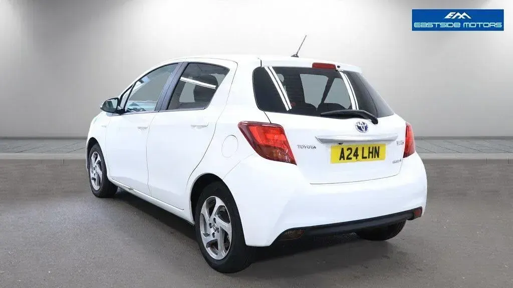 Used Toyota Yaris 101 HP (74 kW) 2015 White Hatchback