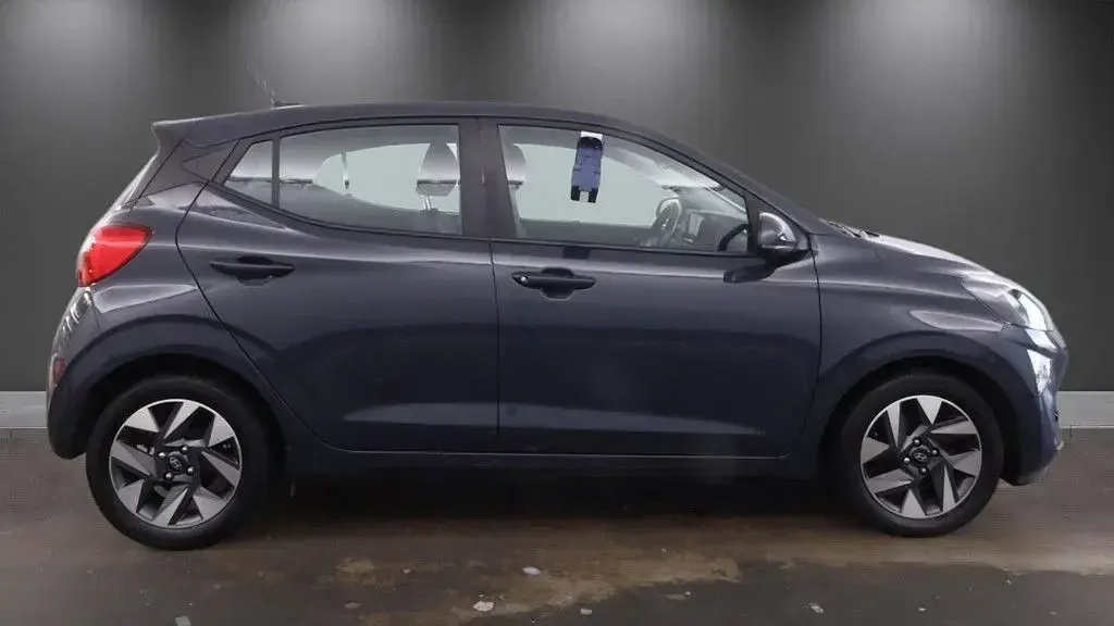 Used Hyundai i10 Advanced 79 HP (58 kW) 2024 Grey Hatchback