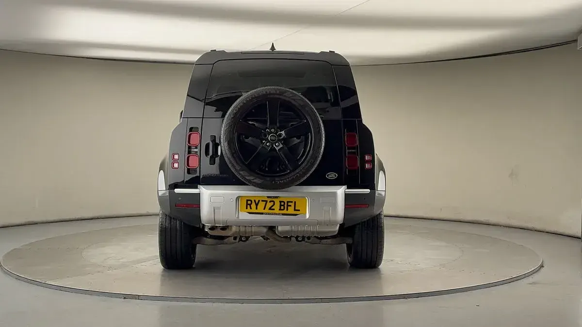 Used Land Rover Defender SE 300 HP (220 kW) 2023 Santorini black SUV