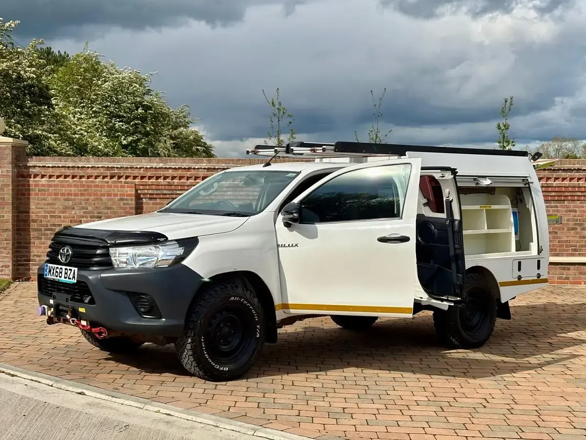 Used Toyota HiLux Active 150 HP (110 kW) 2018 White Pickup