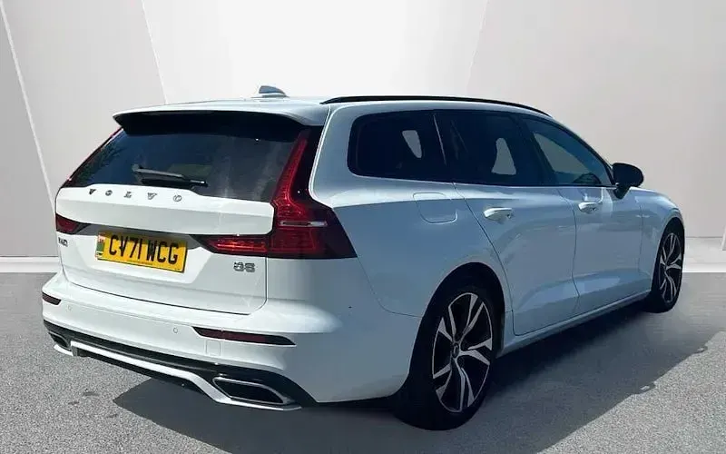 Used Volvo V60 R-Design 250 HP (183 kW) 2021 Estate