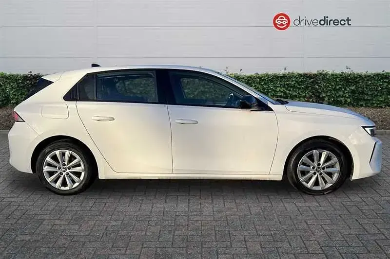 Second-hand Vauxhall Astra Design Edition 110 CP (80 kW) 2023 Alb Hatchback
