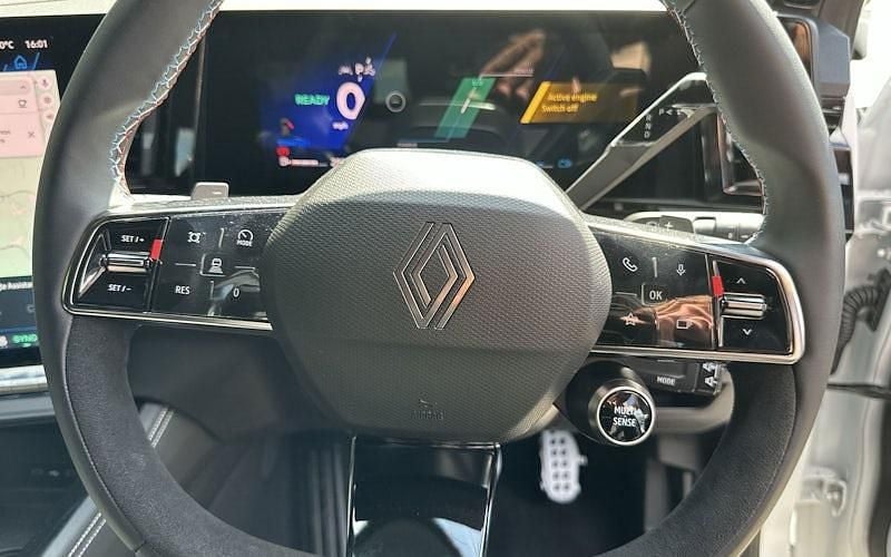 New Renault Austral Techno Esprit Alpine 200 HP (147 kW) 2025 Special two tone  matte satin white with diamond black roof  SUV