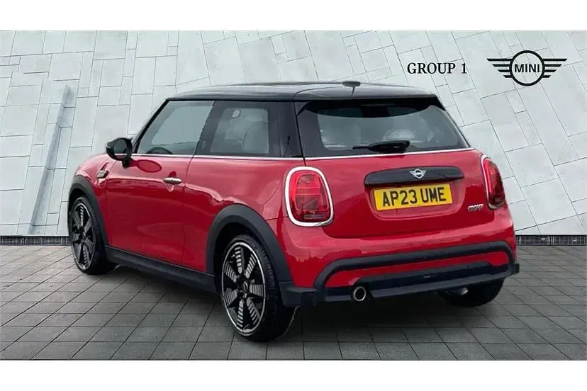 Begagnad Mini Cooper Exclusive 136 HK (100 kW) 2023 Röd Halvkombi