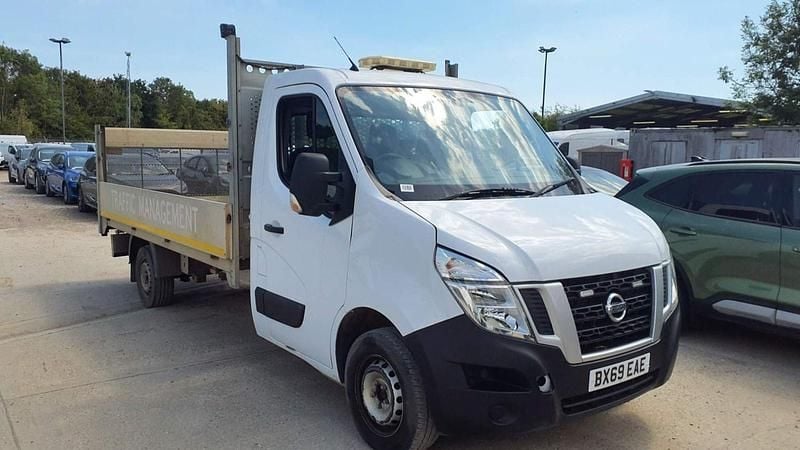 White Used 2019 Nissan NV400 SE Van | £11,490 (Expensive) - Image 1/4