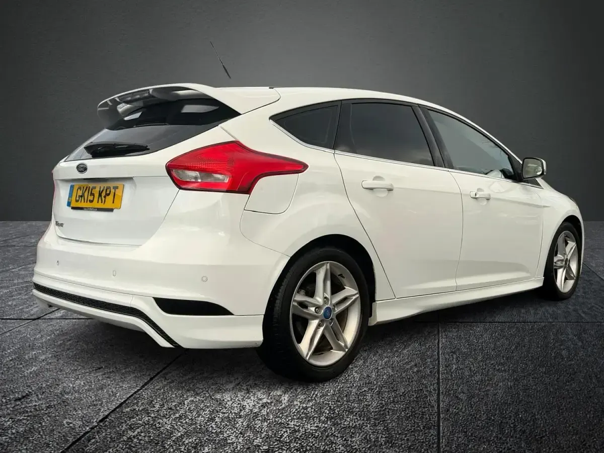 Used Ford Focus Zetec 2015 White Hatchback