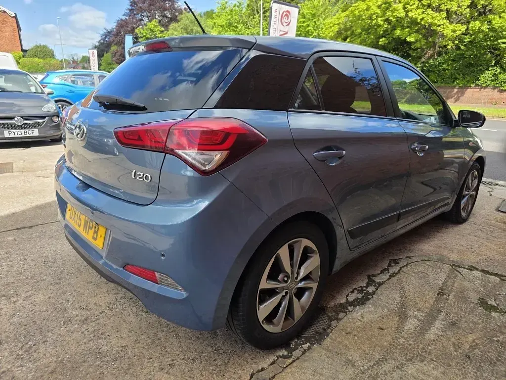Begagnad Hyundai i20 Premium 84 HK (61 kW) 2015 Blå Halvkombi