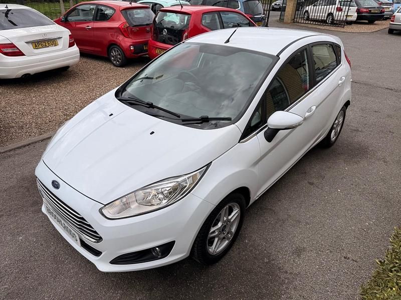 Used Ford Fiesta Zetec 82 HP (60 kW) 2013 Frozen white Hatchback
