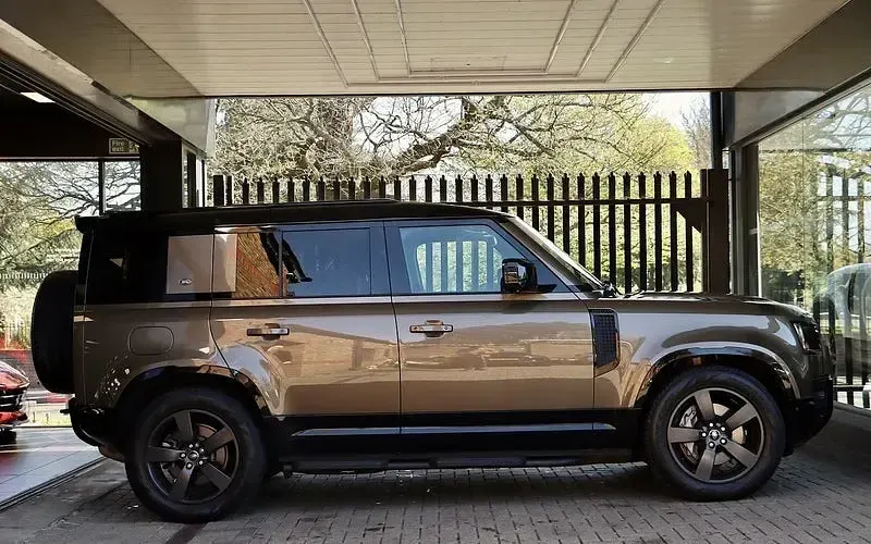Used Land Rover Defender HSE Dynamic 300 HP (220 kW) 2024 SUV