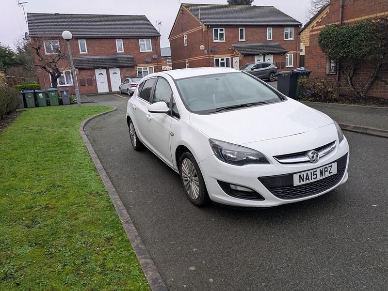 Used Vauxhall Astra Excite 2015 White Hatchback