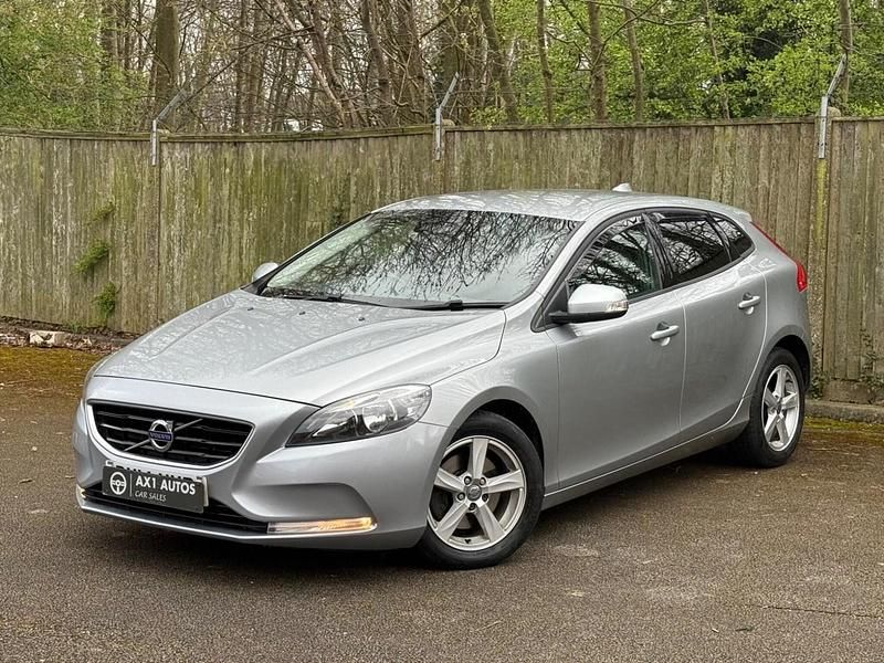 Used Volvo V40 115 HP (84 kW) 2014 Silver Hatchback