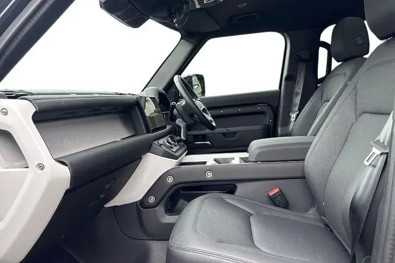 Usado Land Rover Defender SE Dynamic 2025 Preto SUV
