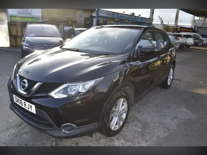 Usado Nissan Qashqai Acenta 115 HP (84 kW) 2016 Preto SUV