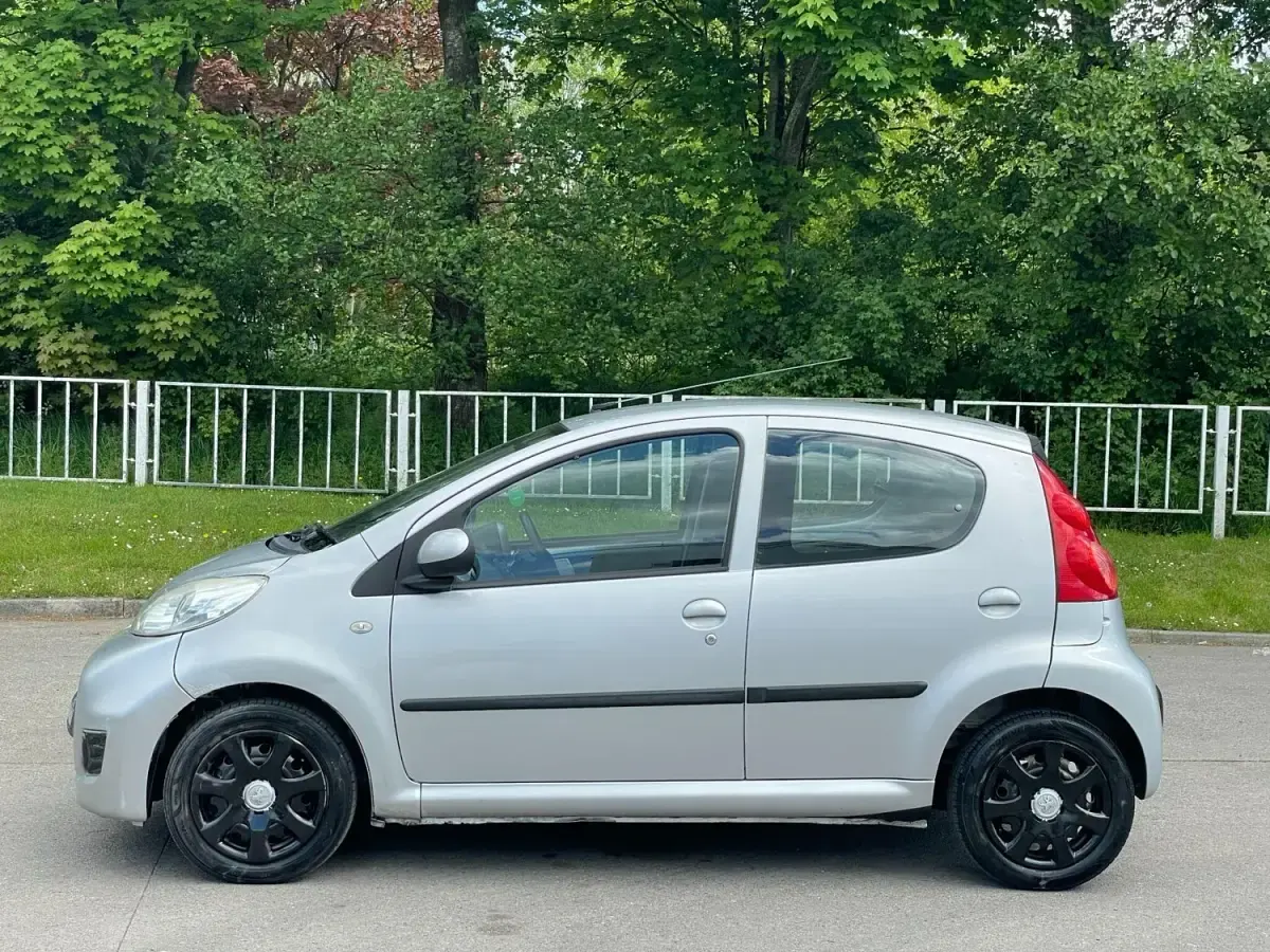 Używany Peugeot 107 68 KM (50 kW) 2009 Srebrny Hatchback