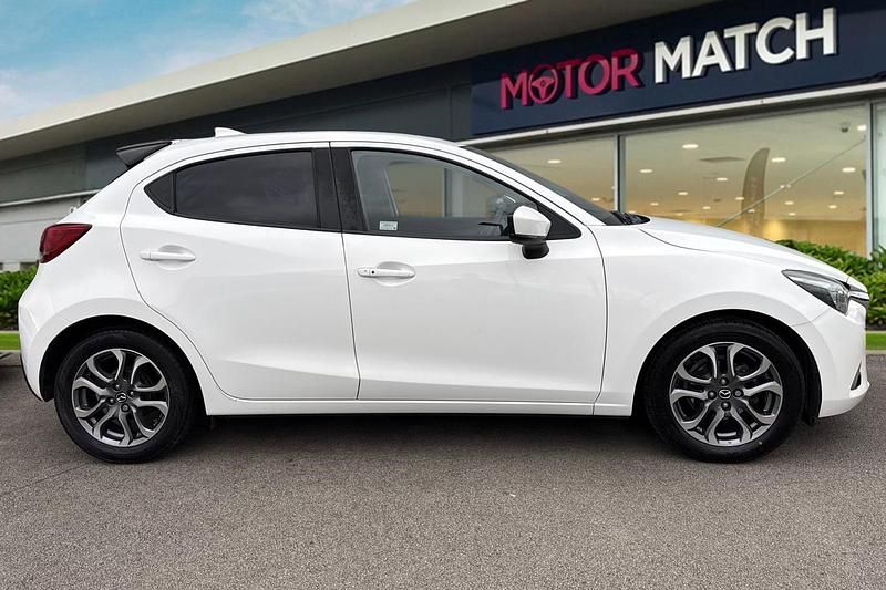 Used Mazda 2 Inclusive 115 HP (84 kW) 2017 White Hatchback