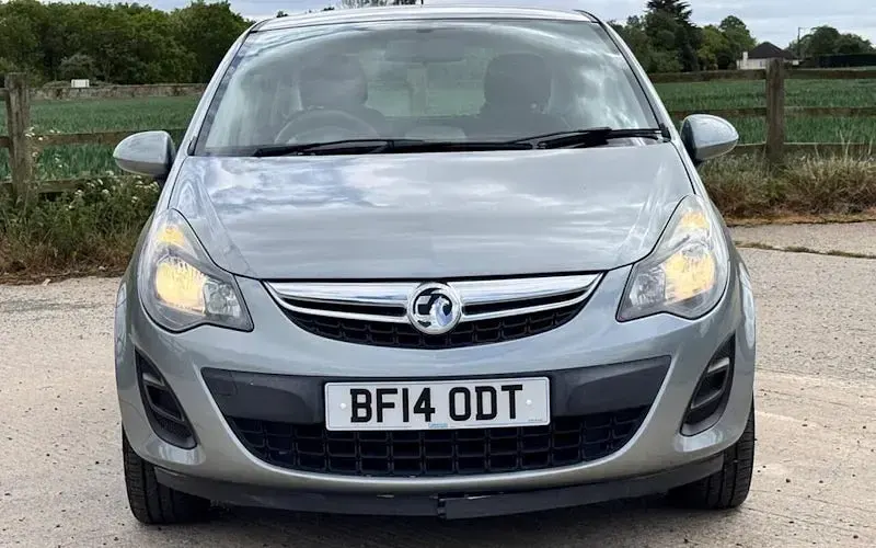 Used Vauxhall Corsa Design Edition 101 HP (74 kW) 2014 Silver Hatchback
