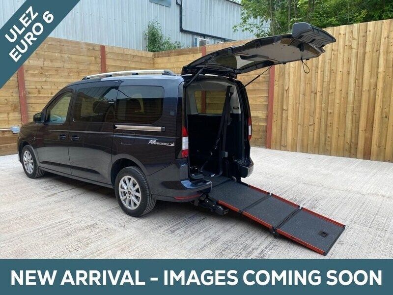 Blue Used 2023 Ford Grand Tourneo Connect MPV | £19,945 (Super price) - Image 1/4