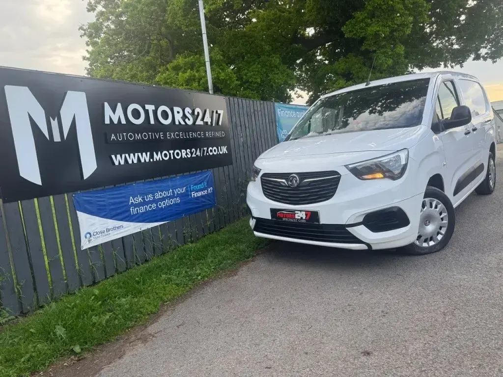 Usado Vauxhall Combo Sportive 100 HP (73 kW) 2020 Branco Monovolume
