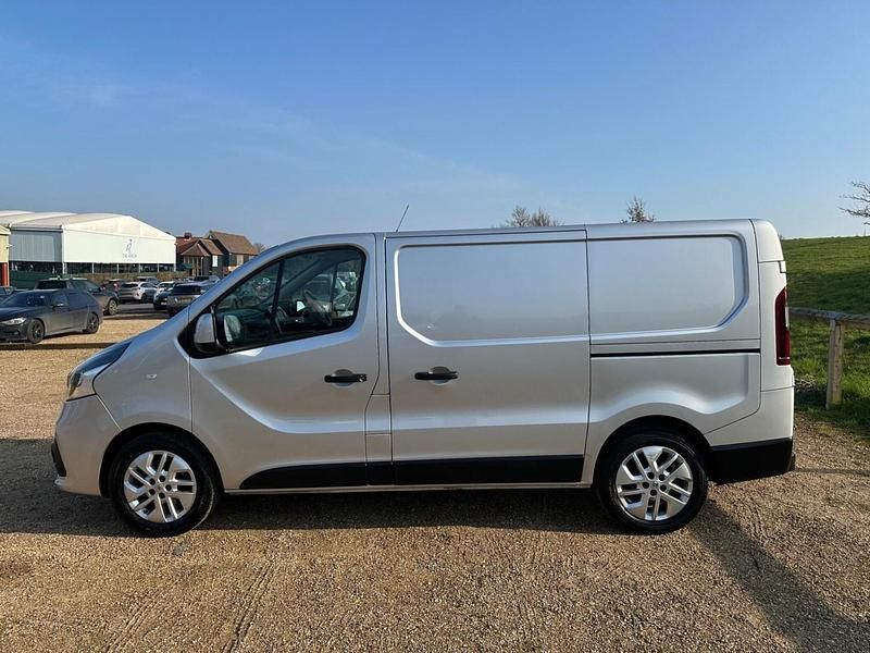Used Renault Trafic 2018 Silver MPV