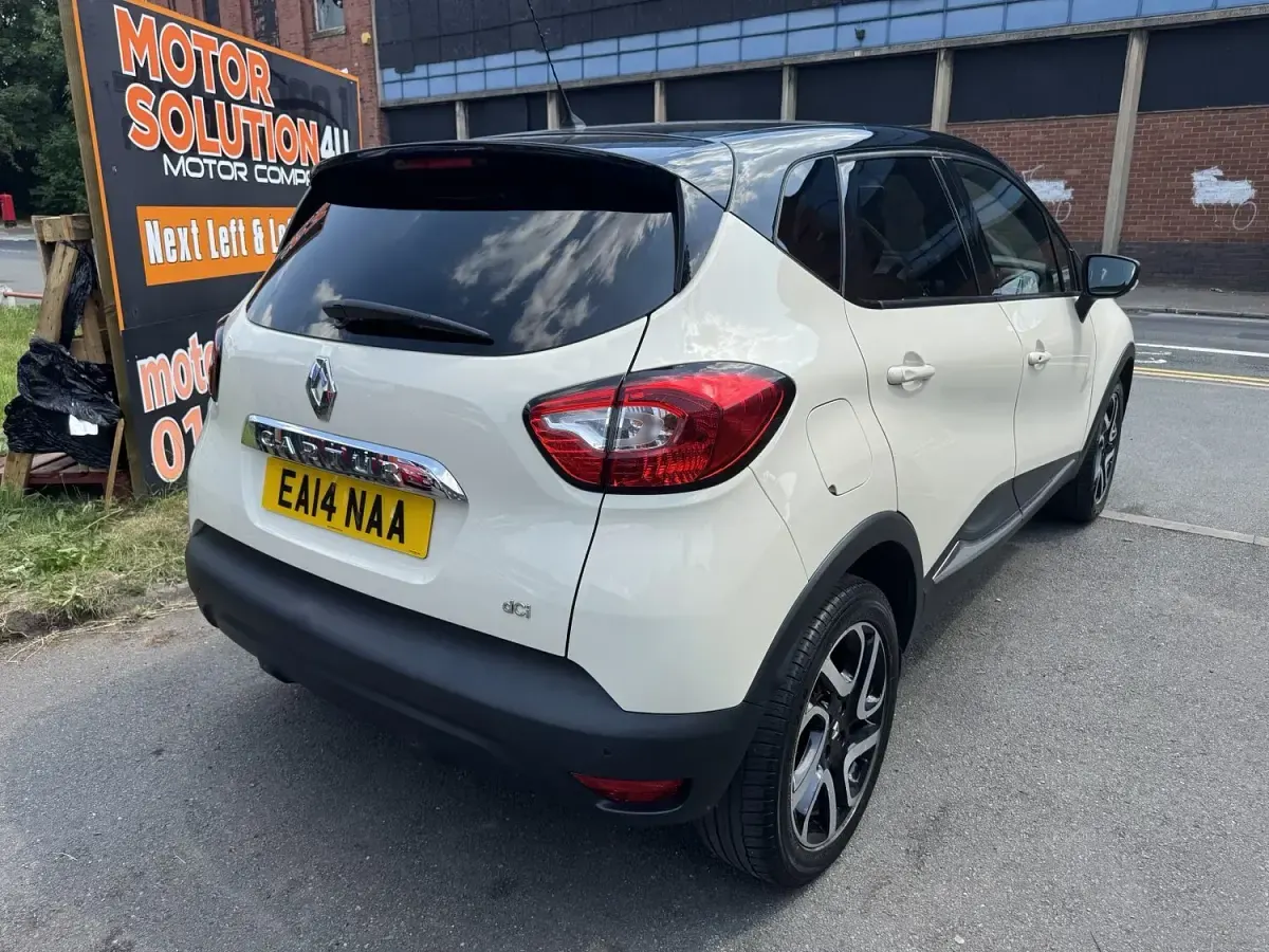 Used Renault Captur Dynamique 90 HP (66 kW) 2016 Cream/black SUV