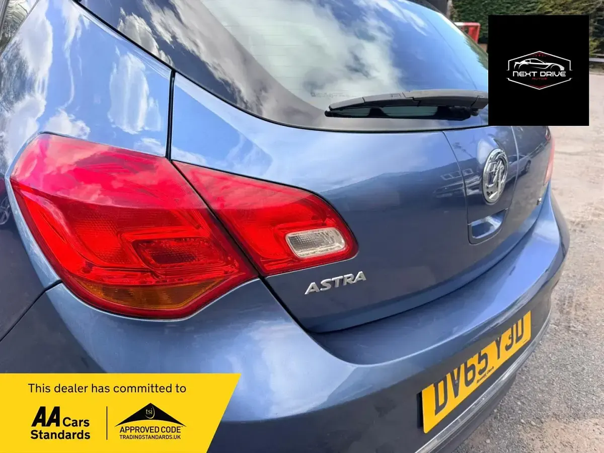 Used Vauxhall Astra Design Edition 115 HP (84 kW) 2015 Blue Hatchback