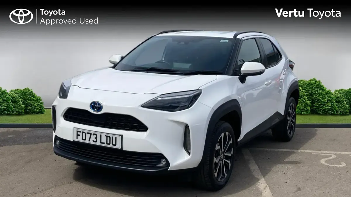 Used Toyota Yaris Hybrid Design 116 HP (85 kW) 2023 Pure white Estate