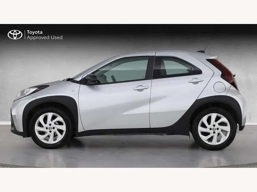 Used Toyota Aygo X PURE 72 HP (52 kW) 2023 Silver SUV