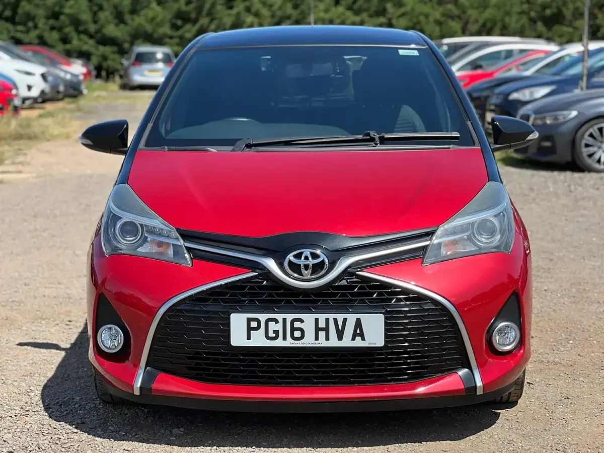 Used Toyota Yaris Design 99 HP (72 kW) 2016 Red/black Hatchback