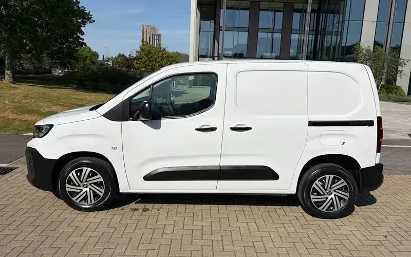 Käytetty Peugeot Partner 102 HP (75 kW) 2025 Tila-auto