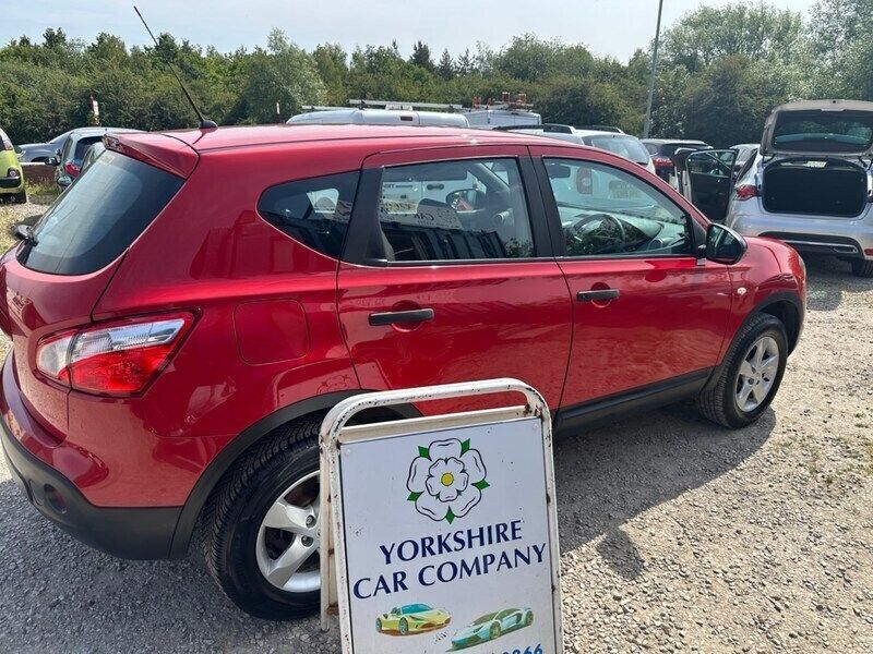 Red Used 2011 Nissan Qashqai Visia SUV | £2,895 (Good price) - Image 1/4